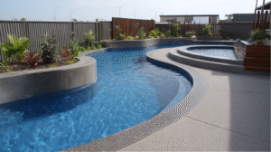 בריכה עם נוף פתוח